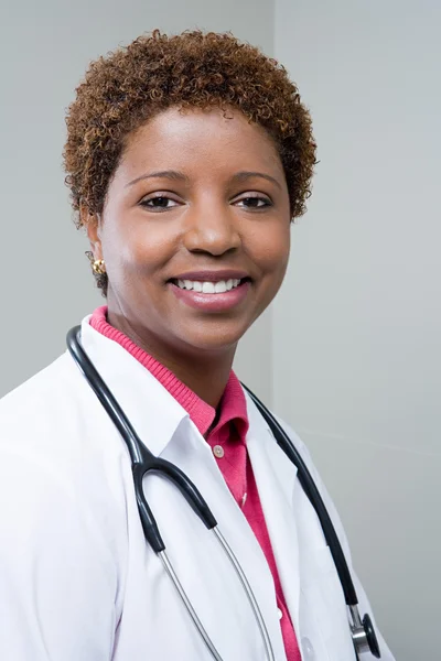 Женщина-врач улыбается портрет — стоковое фото