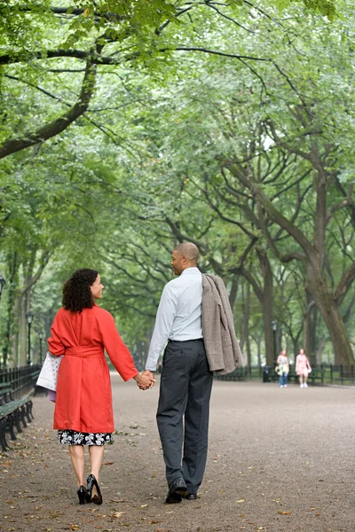 Koppel hand in hand in het park — Stockfoto