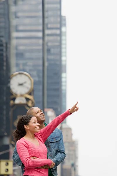 Um casal apontando em Nova York — Fotografia de Stock