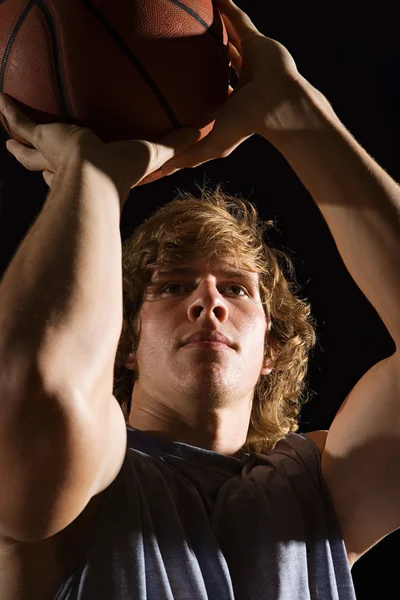 Молодой человек, нацеленный на баскетбол — стоковое фото