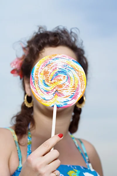 Vrouw met een lolly — Stockfoto