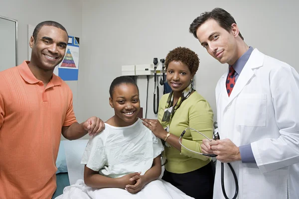 Fille avec parents et médecin — Photo