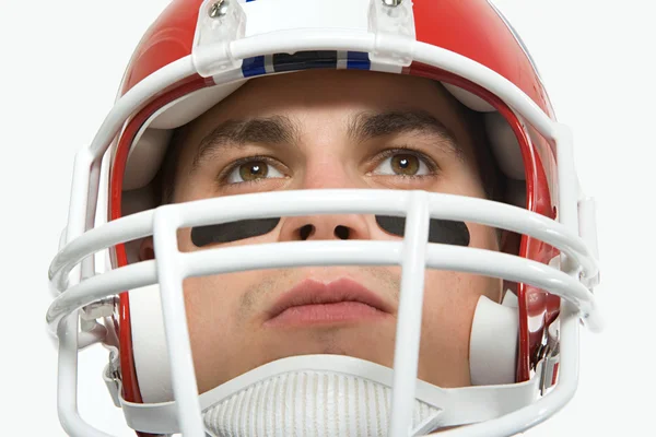 Americký fotbal hráč nosí helmu — Stock fotografie