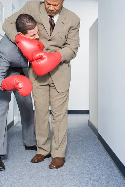 Twee zakenlieden vechten — Stockfoto