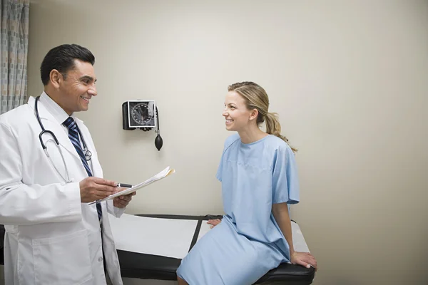 Doctor and patient in doctors office — Stock Photo, Image