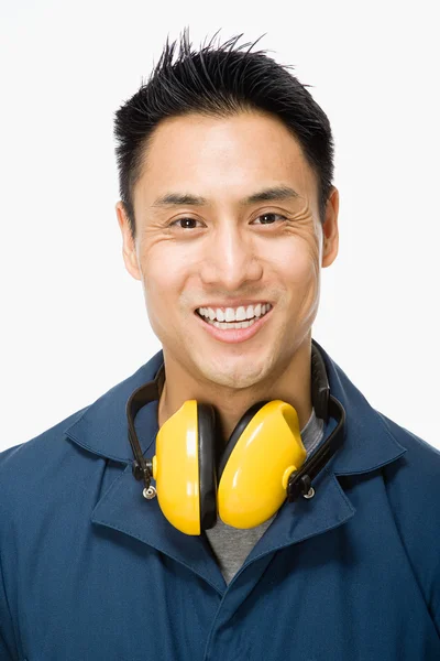 Trabalhador sorrindo para a câmera — Fotografia de Stock