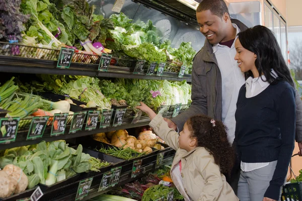 Een familie winkelen in een supermarkt — Stockfoto