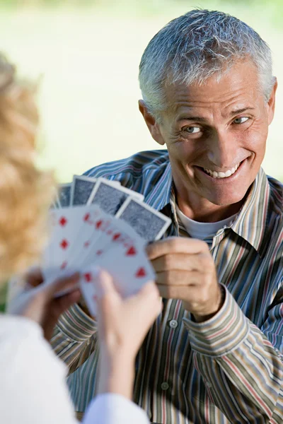 Hombre y mujer jugando a las cartas — Foto de Stock