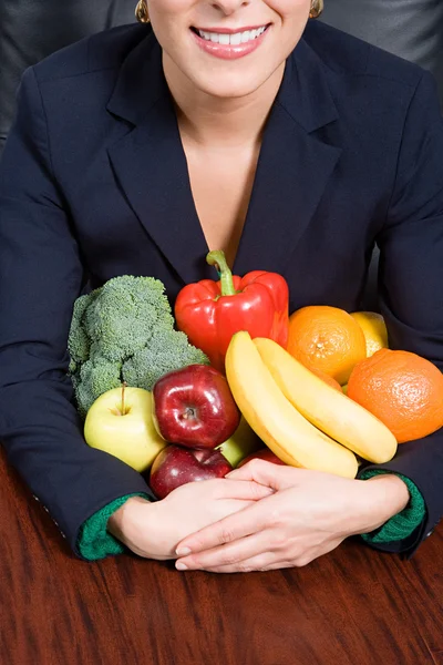 Mujer sosteniendo frutas y verduras —  Fotos de Stock