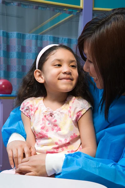 Lächeln Mädchen und Krankenschwester — Stockfoto