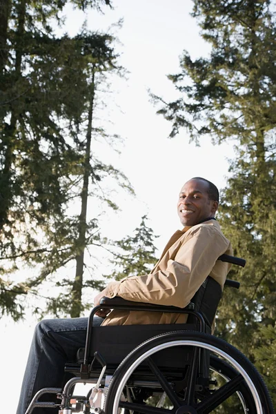 Homem com deficiência usando uma cadeira de rodas — Fotografia de Stock