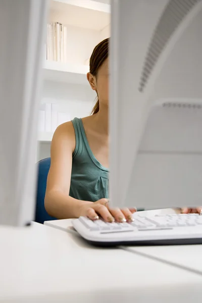 Žena pracující na počítači — Stock fotografie