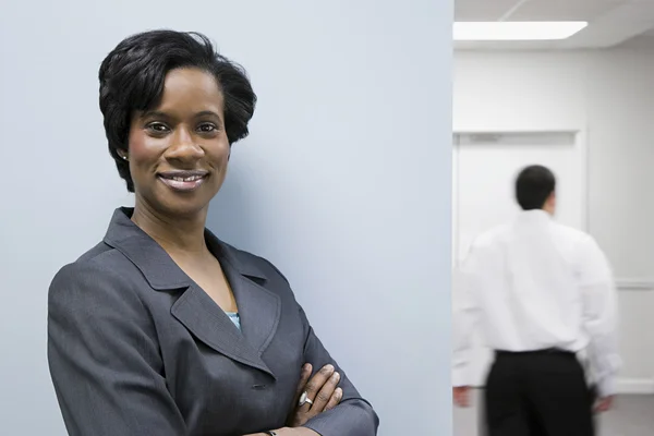 Empresária sorrindo no escritório de negócios — Fotografia de Stock