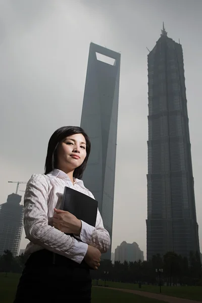 Kinesisk affärskvinna nära skyskrapor — Stockfoto