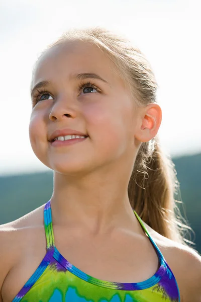 Ragazza guardando in alto — Foto Stock