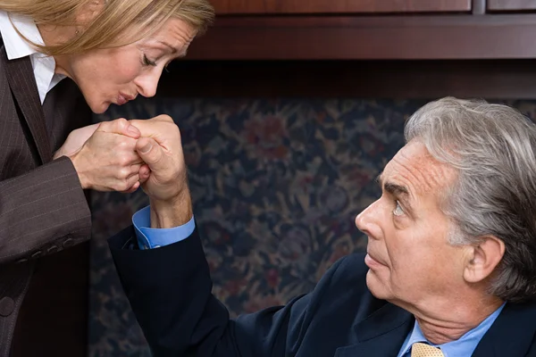 Vrouw kussen businessmans hand — Stockfoto