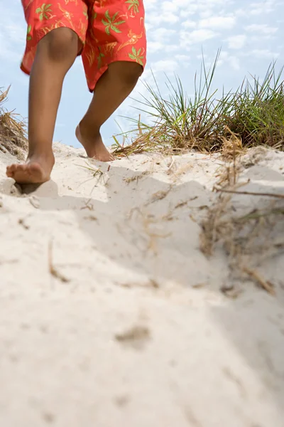 Bambino che cammina lungo le dune — Foto Stock