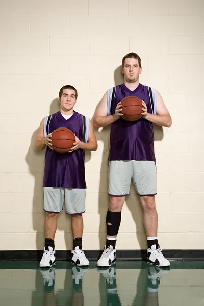 Jugadores de baloncesto altos y cortos — Foto de Stock