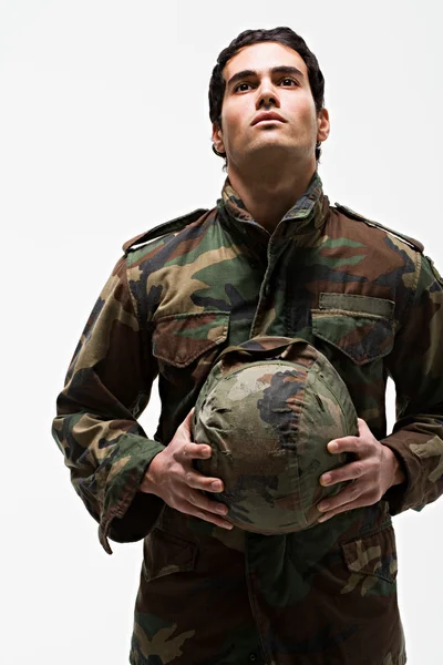 Jovem soldado segurando capacete — Fotografia de Stock