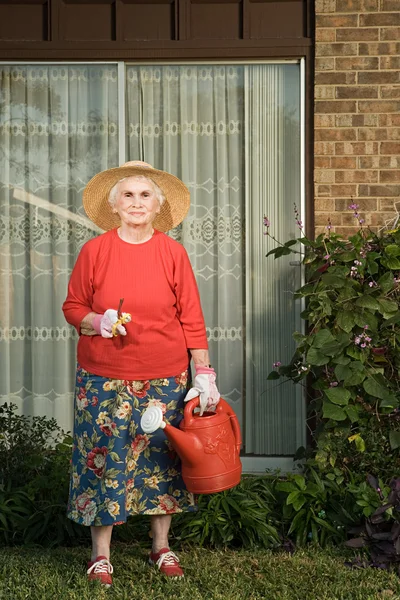 Femme âgée jardinage — Photo