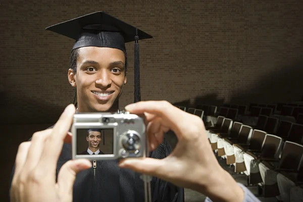 撮影されている男性の大学院 — ストック写真