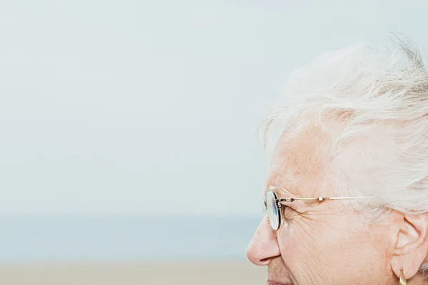 Profiel van:: een senior vrouw — Stockfoto