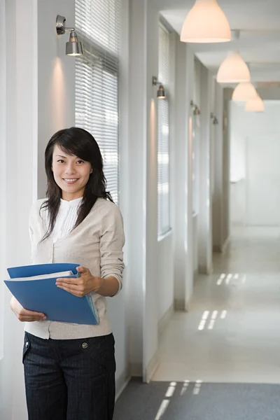 Travailleur de bureau féminin avec dossier — Photo