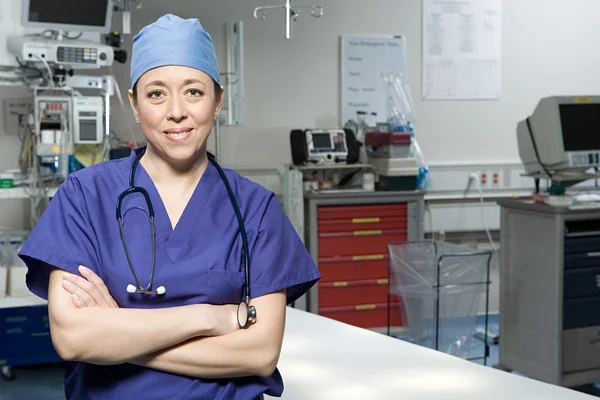 Ženské chirurg v operačním sále — Stock fotografie