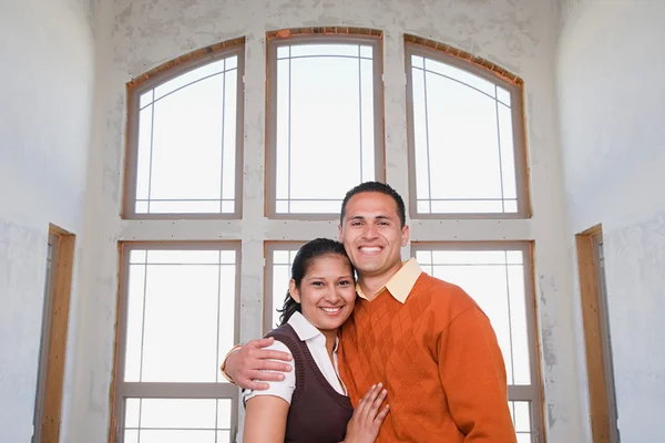 Casal feliz em nova casa — Fotografia de Stock