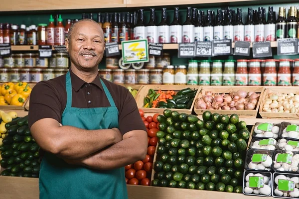 Greengrocer sorrindo para a câmera — Fotografia de Stock