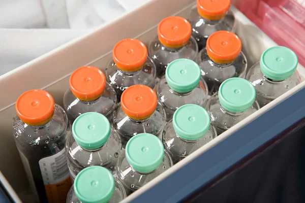 Flessen van vloeistof in een ziekenhuis — Stockfoto
