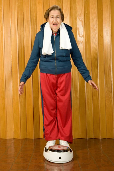 Femme âgée se tient sur des échelles — Photo