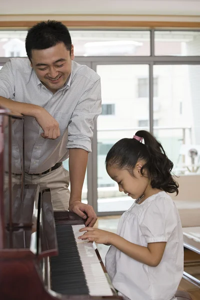 A father and daughter playing the piano — Stock Photo, Image