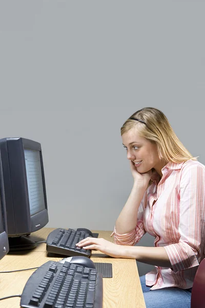 Estudante feminina trabalhando em um computador — Fotografia de Stock