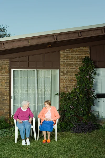 Deux femmes âgées assises dans le jardin — Photo