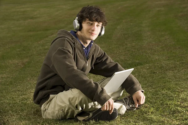 Estudiante masculino usando un portátil al aire libre —  Fotos de Stock