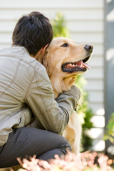 Genç çocuk kucaklama evde beslenen hayvan köpek — Stok fotoğraf