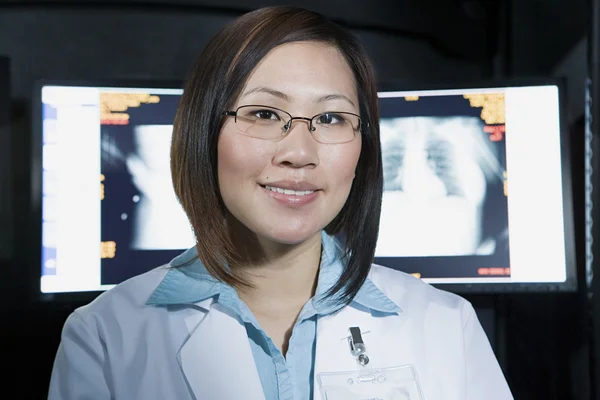 Asiatique médecin en face de x-ray — Photo