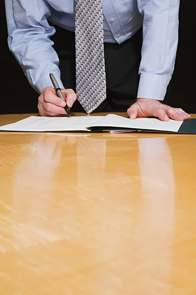 Företagaren undertecknar pappersarbete — Stockfoto