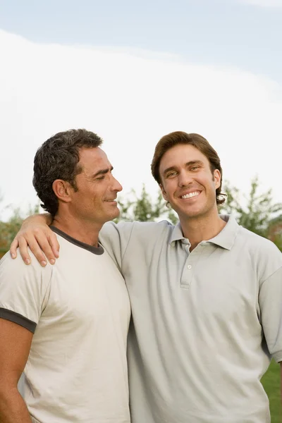 Twee mannen buiten — Stockfoto