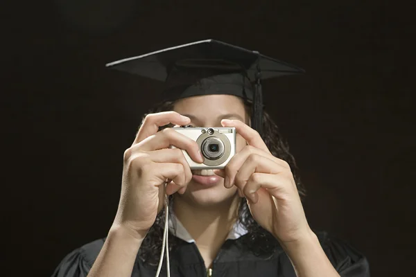 Graduada femenina tomando una fotografía —  Fotos de Stock