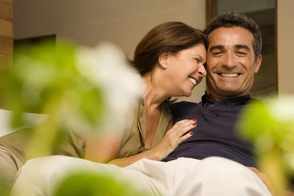 Paar lachen in woonkamer — Stockfoto