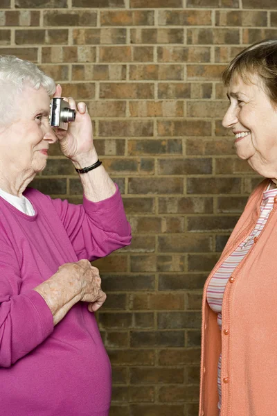 Äldre kvinna tar ett fotografi — Stockfoto