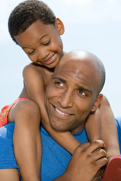 Babalar omuzlarında oğlu — Stok fotoğraf
