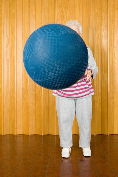 Mujer mayor haciendo ejercicio con una pelota —  Fotos de Stock