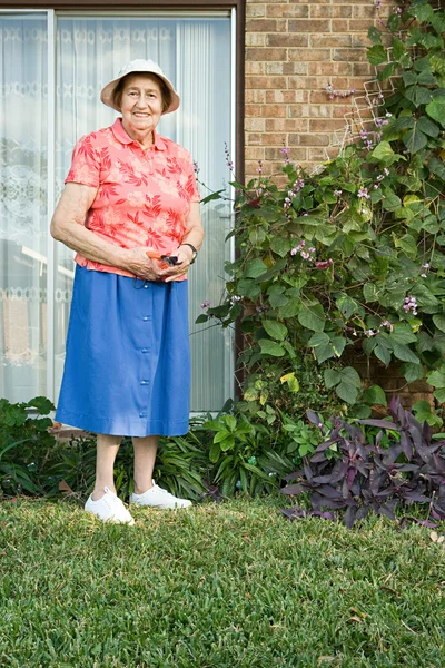 Jardinería de mujeres mayores —  Fotos de Stock