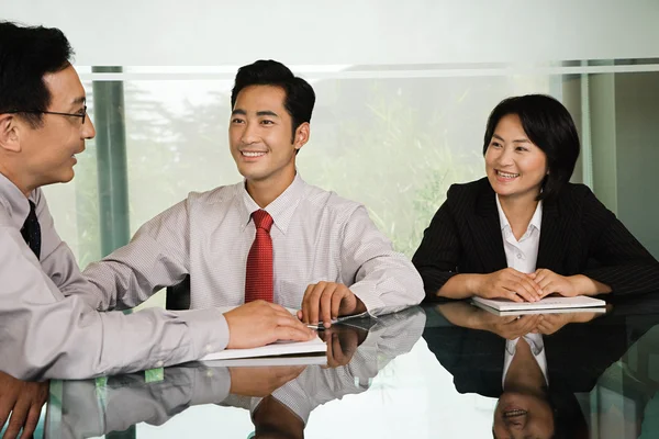 Tre kinesiska affärsmän på ett möte — Stockfoto
