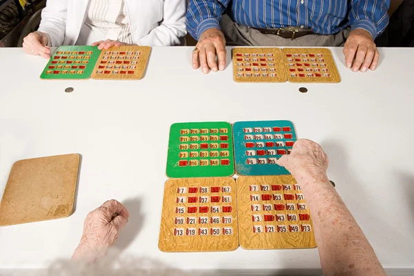 Tři senioři hrát bingo — Stock fotografie