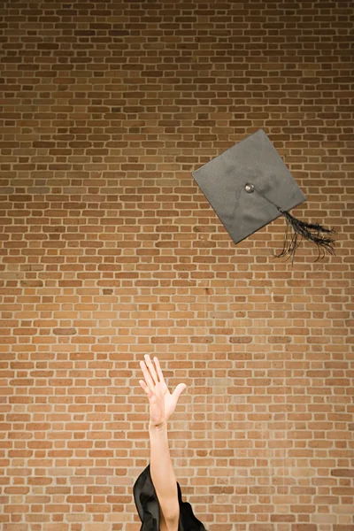 大学院のモルタル板を投げる — ストック写真