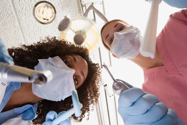 Стоматолог и зубная медсестра — стоковое фото